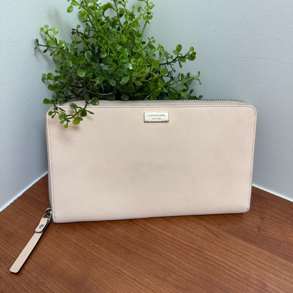 Kate Spade extra large Wallet - Picture 1 of 14